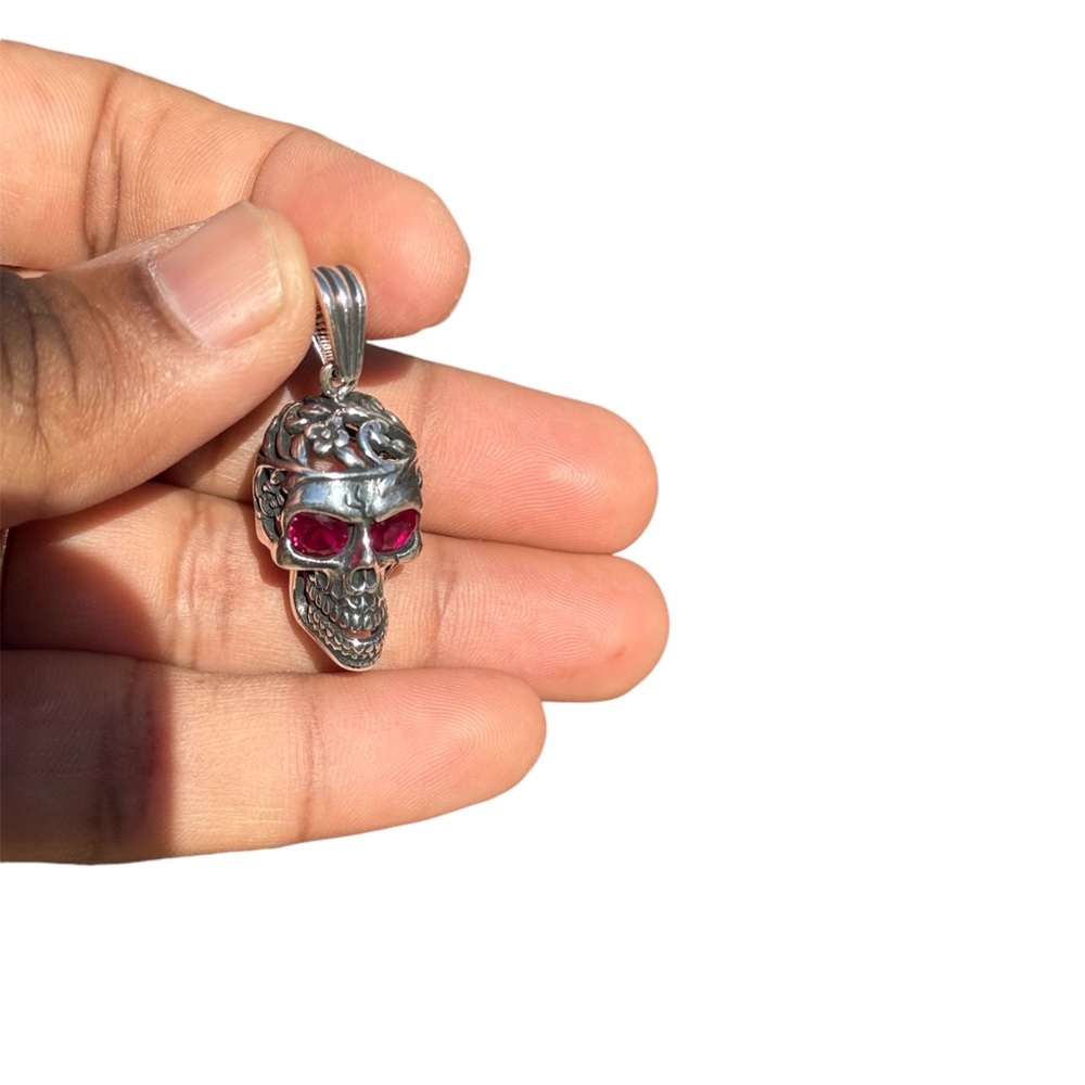 925 Sterling silver skull with pink quartz stone